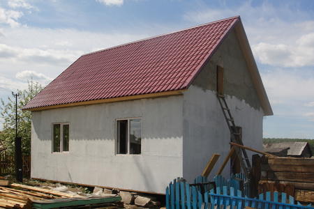 Крыша смонтирована, идёт оштукатуривание стен