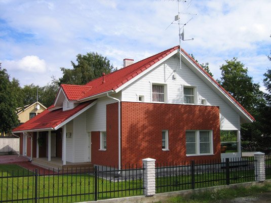 Каркасный дом с комбинированной отделкой